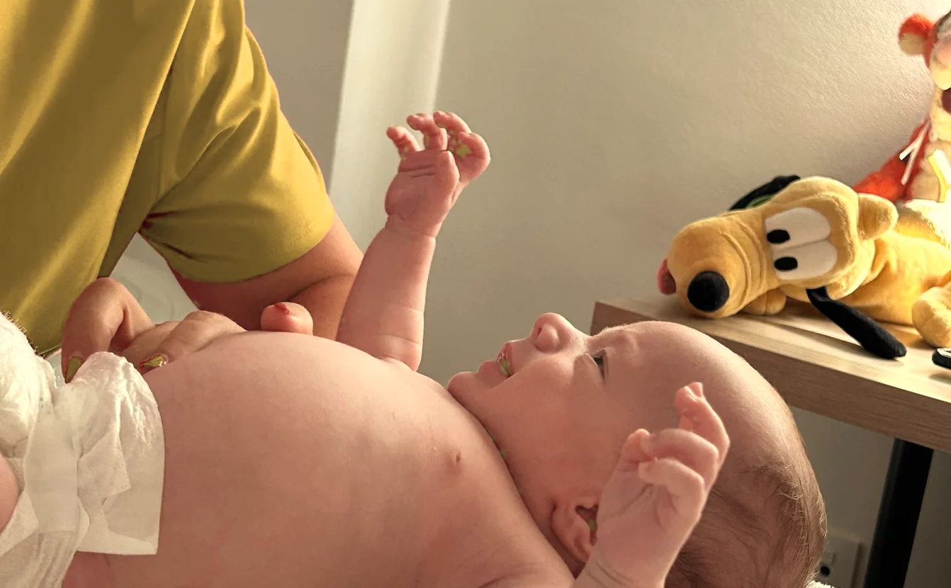 Revisión de fisioterapia a un bebé en sus primeros meses de vida
